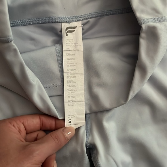 Fabletics iridescent baby blue matching set. Leggings size small - Picture 5 of 5